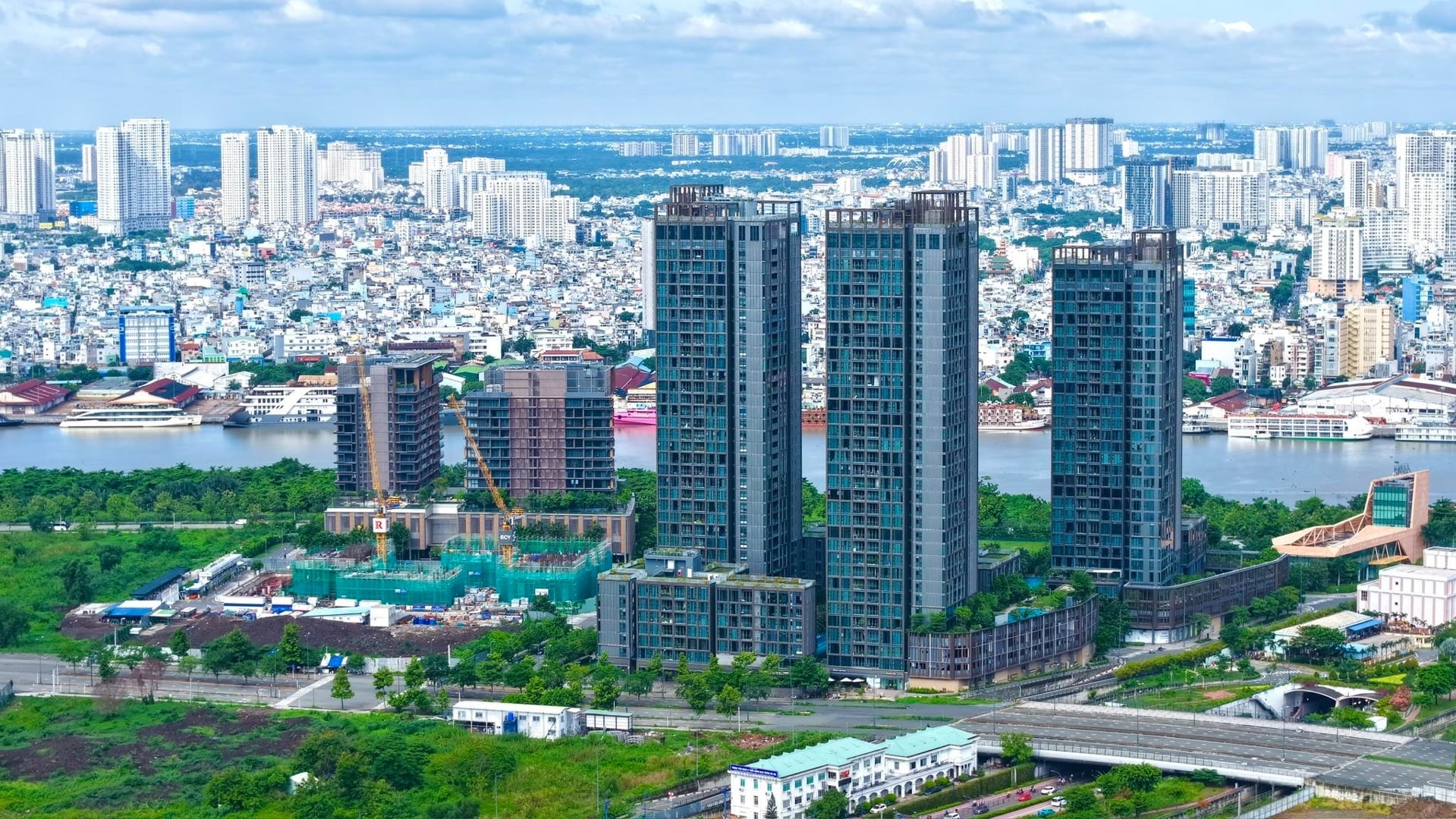 Vì sao thị trường bất động sản Hà Nội - TP. HCM đi theo hai quỹ đạo trái ngược?