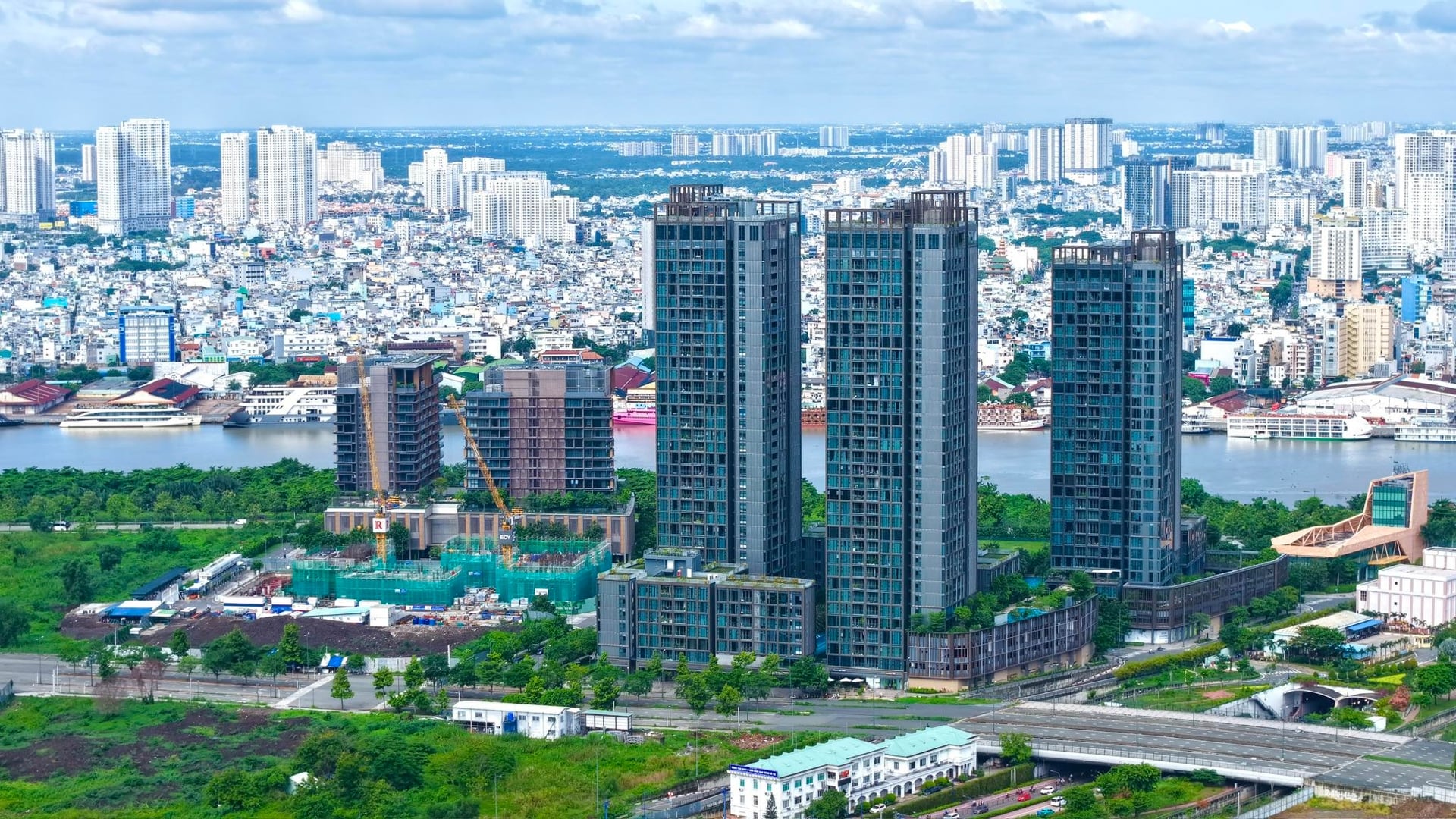 Vì sao thị trường bất động sản Hà Nội - TP. HCM đi theo hai quỹ đạo trái ngược?
