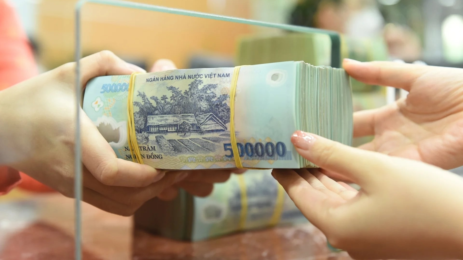 Lãi suất khó giảm nhanh, thậm chí còn neo cao đến cuối năm