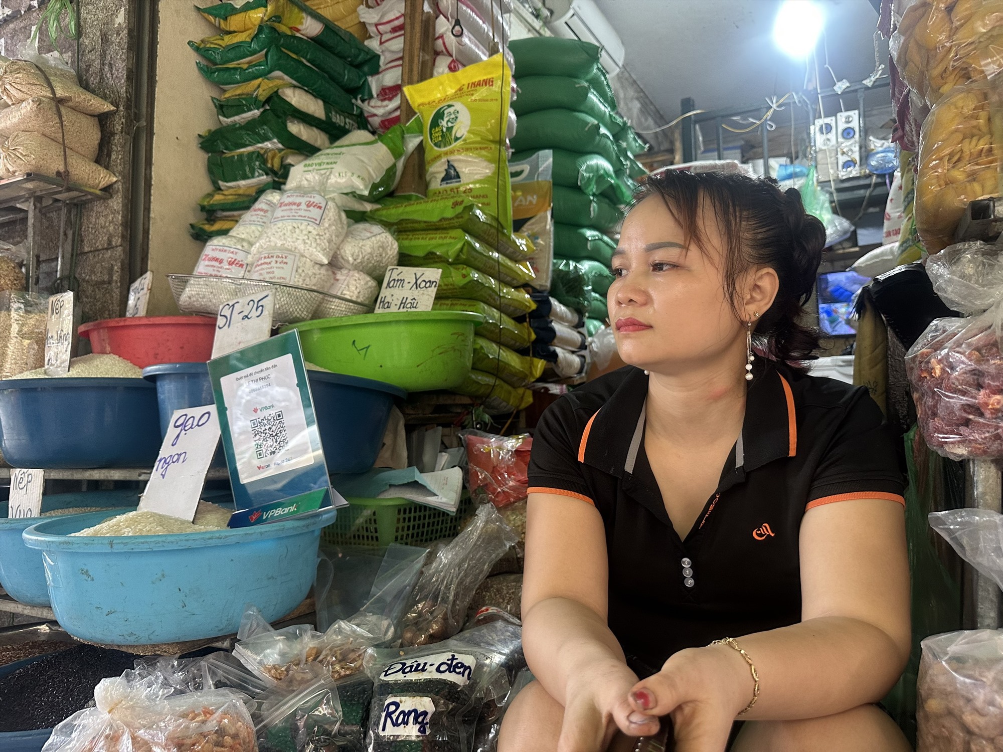 Giá gạo tăng từng ngày, tiểu thương thấp thỏm lo bị "bom" hàng Giá gạo tăng từng ngày, tiểu thương thấp thỏm lo bị "bom" hàng