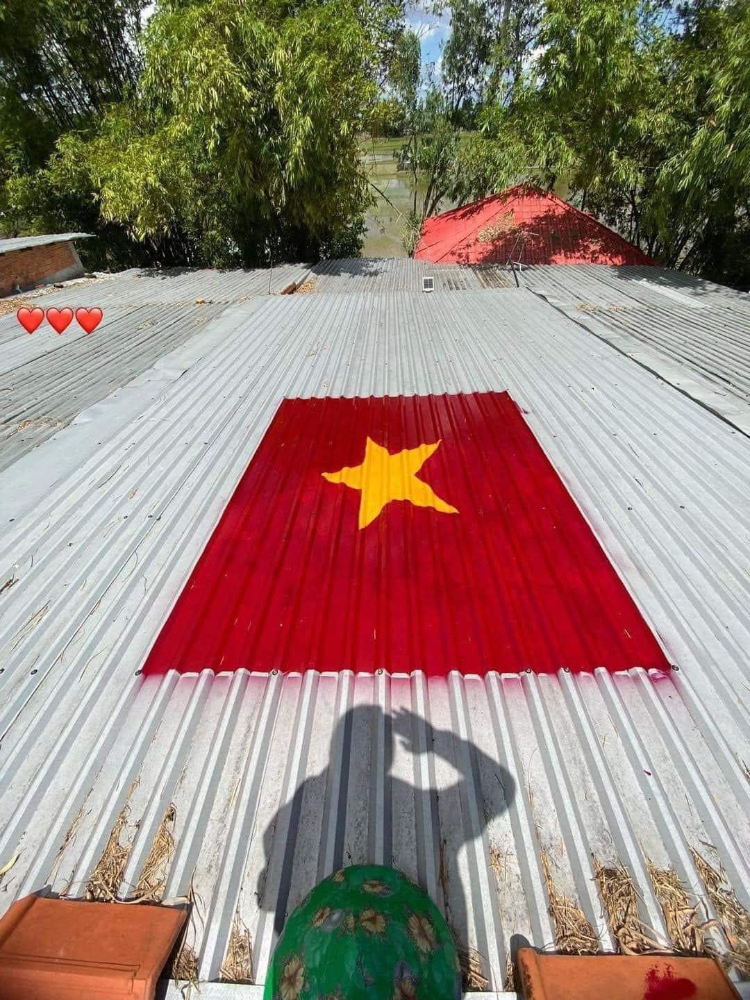 Trào lưu “mỗi mái nhà là một lá cờ Tổ quốc” gây sốt mạng xã hội Trào lưu “mỗi mái nhà là một lá cờ Tổ quốc” gây sốt mạng xã hội