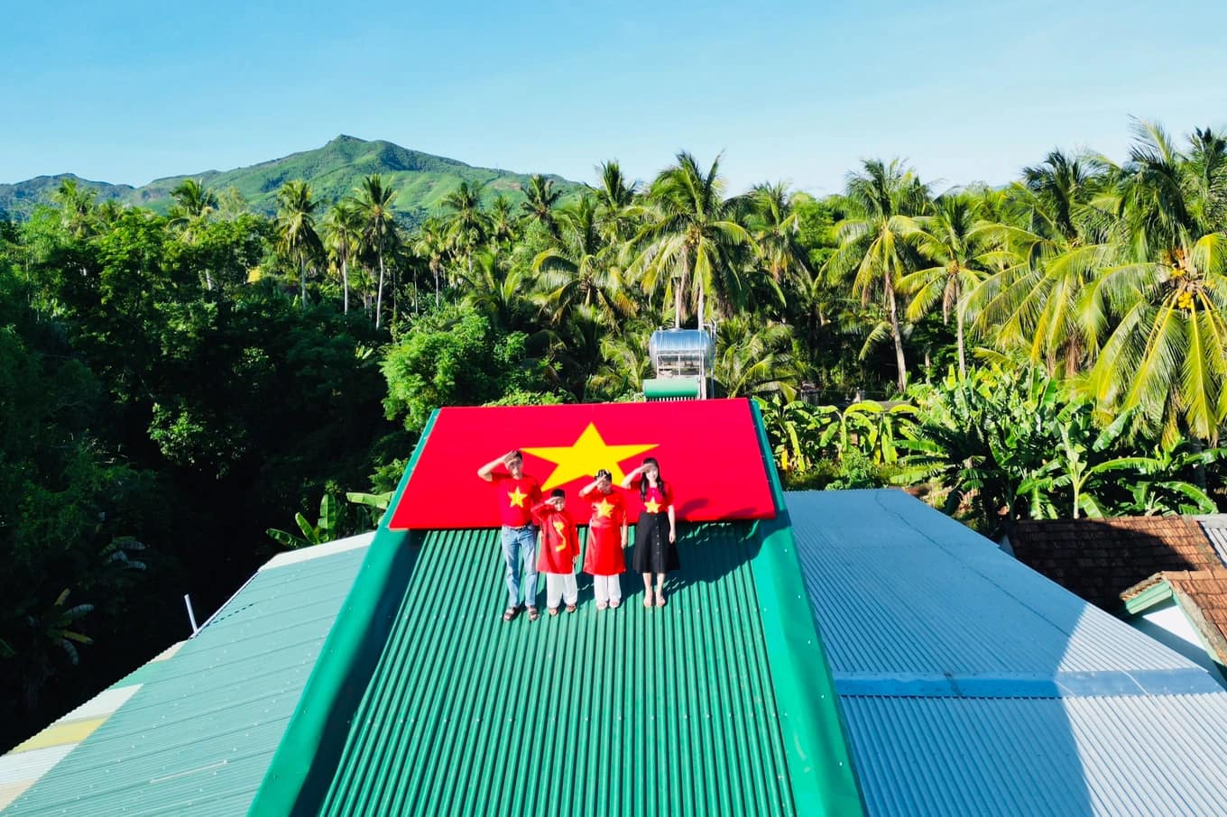 Trào lưu “mỗi mái nhà là một lá cờ Tổ quốc” gây sốt mạng xã hội Trào lưu “mỗi mái nhà là một lá cờ Tổ quốc” gây sốt mạng xã hội