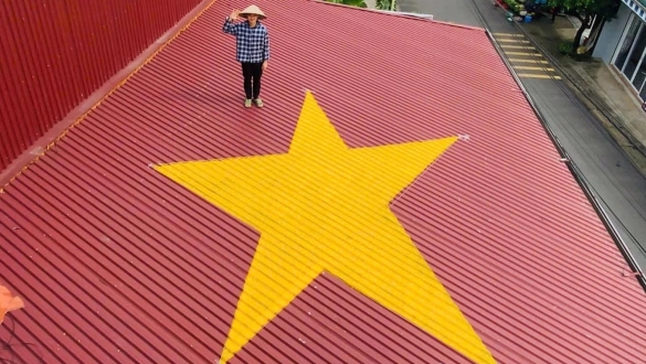 Trào lưu “mỗi mái nhà là một lá cờ Tổ quốc” gây sốt mạng xã hội