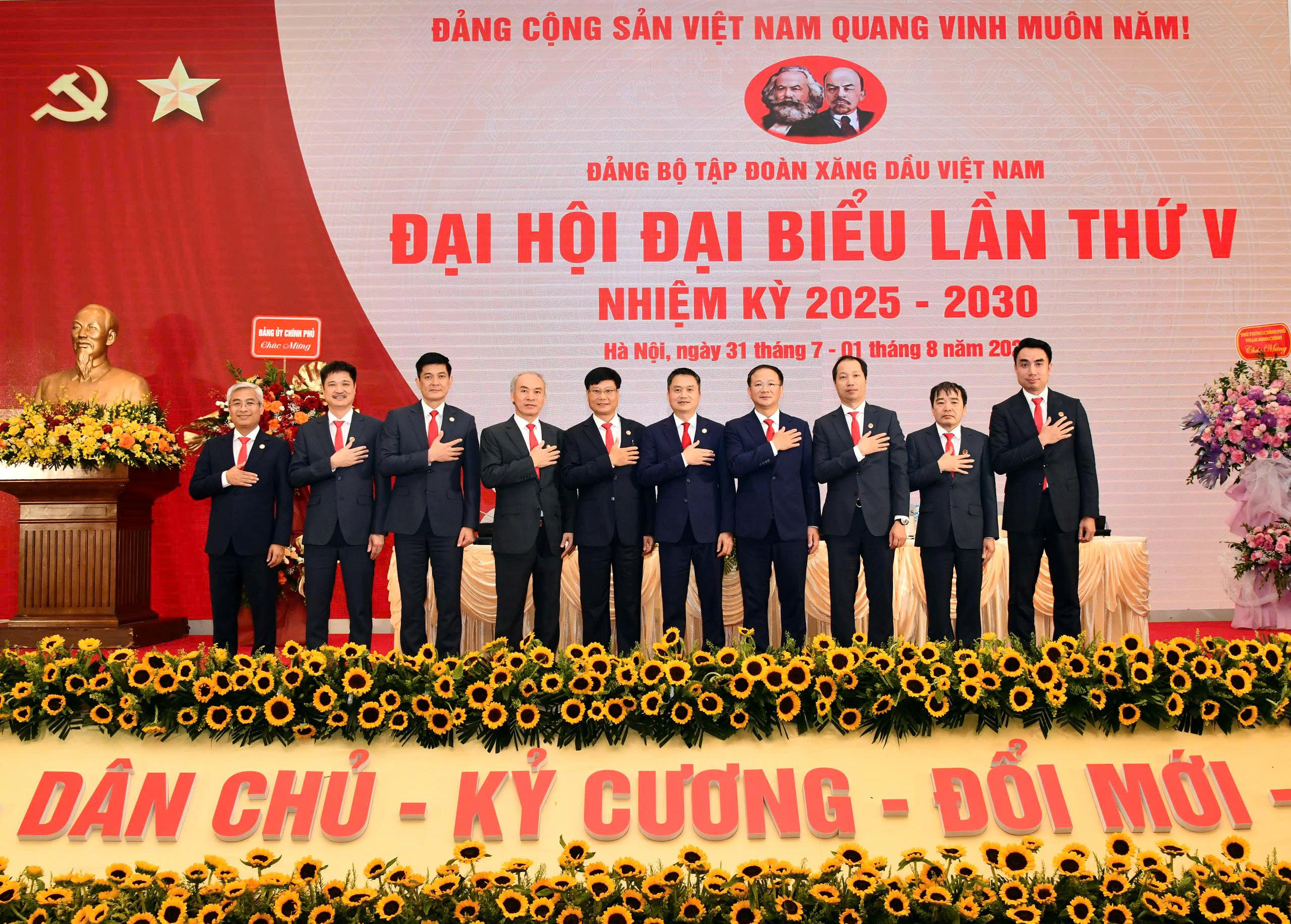 Petrolimex: Tự hào nhiệm kỳ đổi mới – Vững bước tiên phong trong kỷ nguyên chuyển đổi xanh và số Petrolimex: Tự hào nhiệm kỳ đổi mới – Vững bước tiên phong trong kỷ nguyên chuyển đổi xanh và số