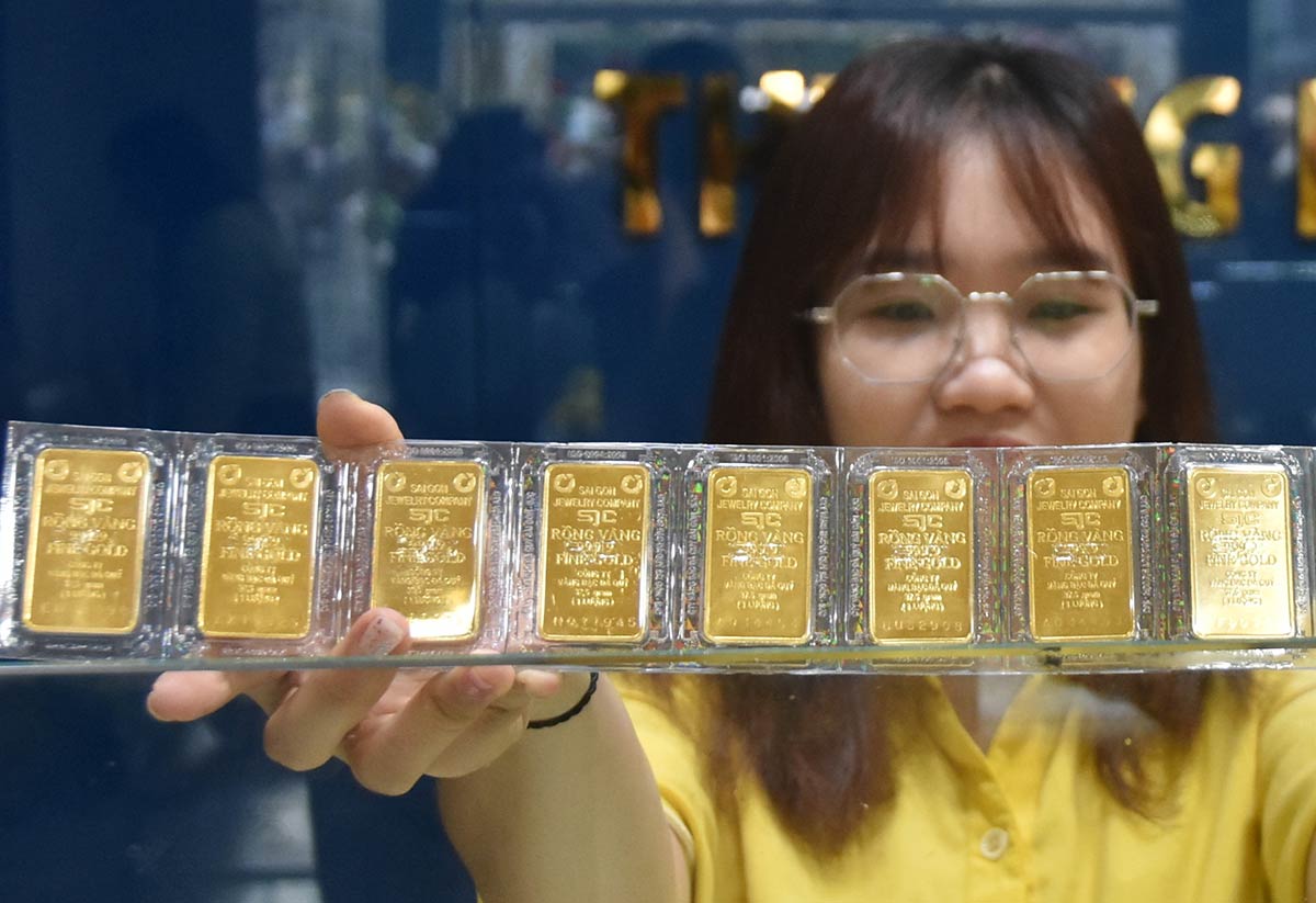 Giá vàng lên 130 triệu/lượng và cảnh báo rủi ro với nhà đầu tư Giá vàng lên 130 triệu/lượng và cảnh báo rủi ro với nhà đầu tư