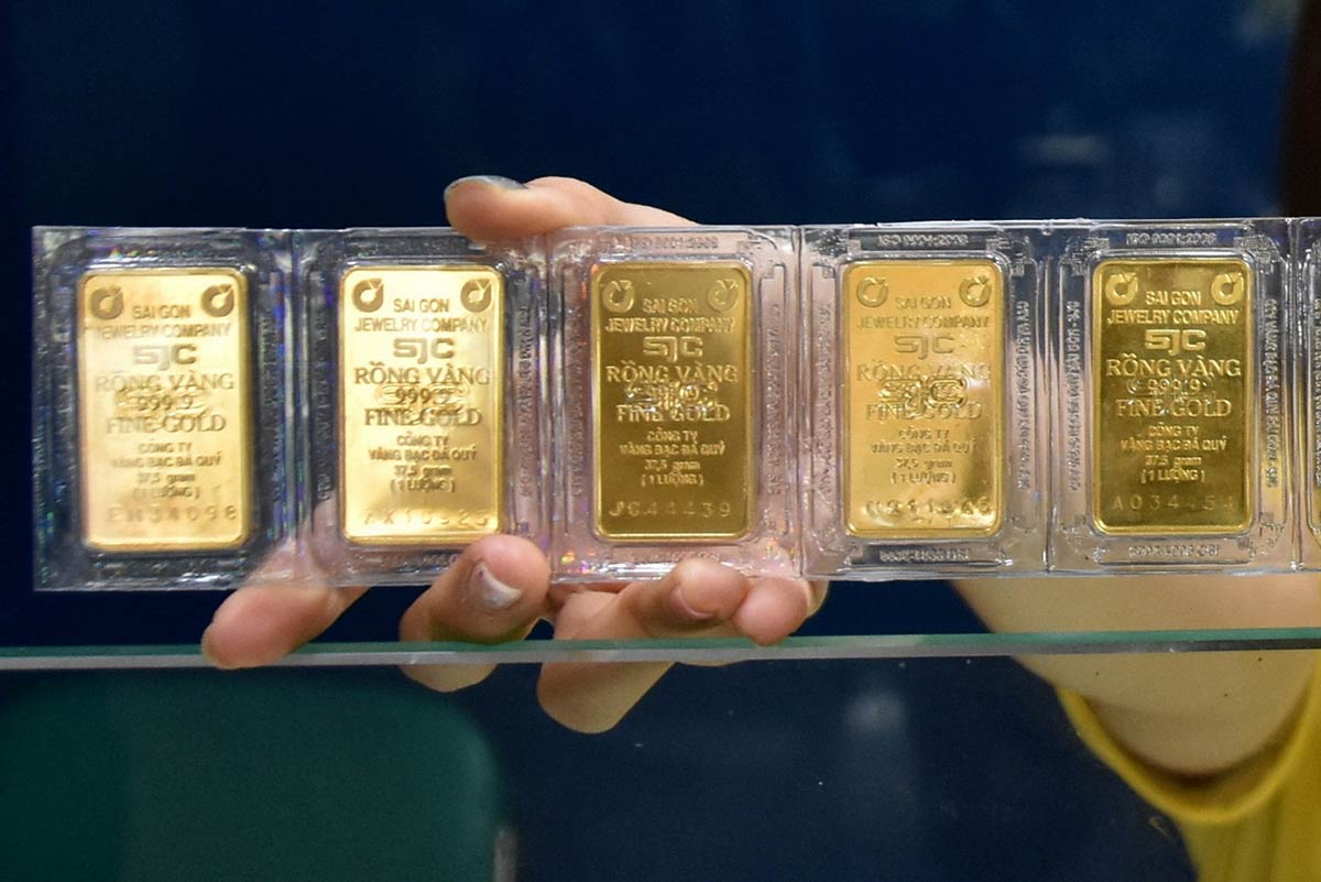 Vì sao giá vàng miếng SJC lập đỉnh mới dù giá thế giới giảm?