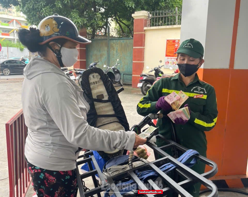 Xăng tăng hơn 200 đồng/lít từ 15h ngày 21/8 Xăng tăng hơn 200 đồng/lít từ 15h ngày 21/8