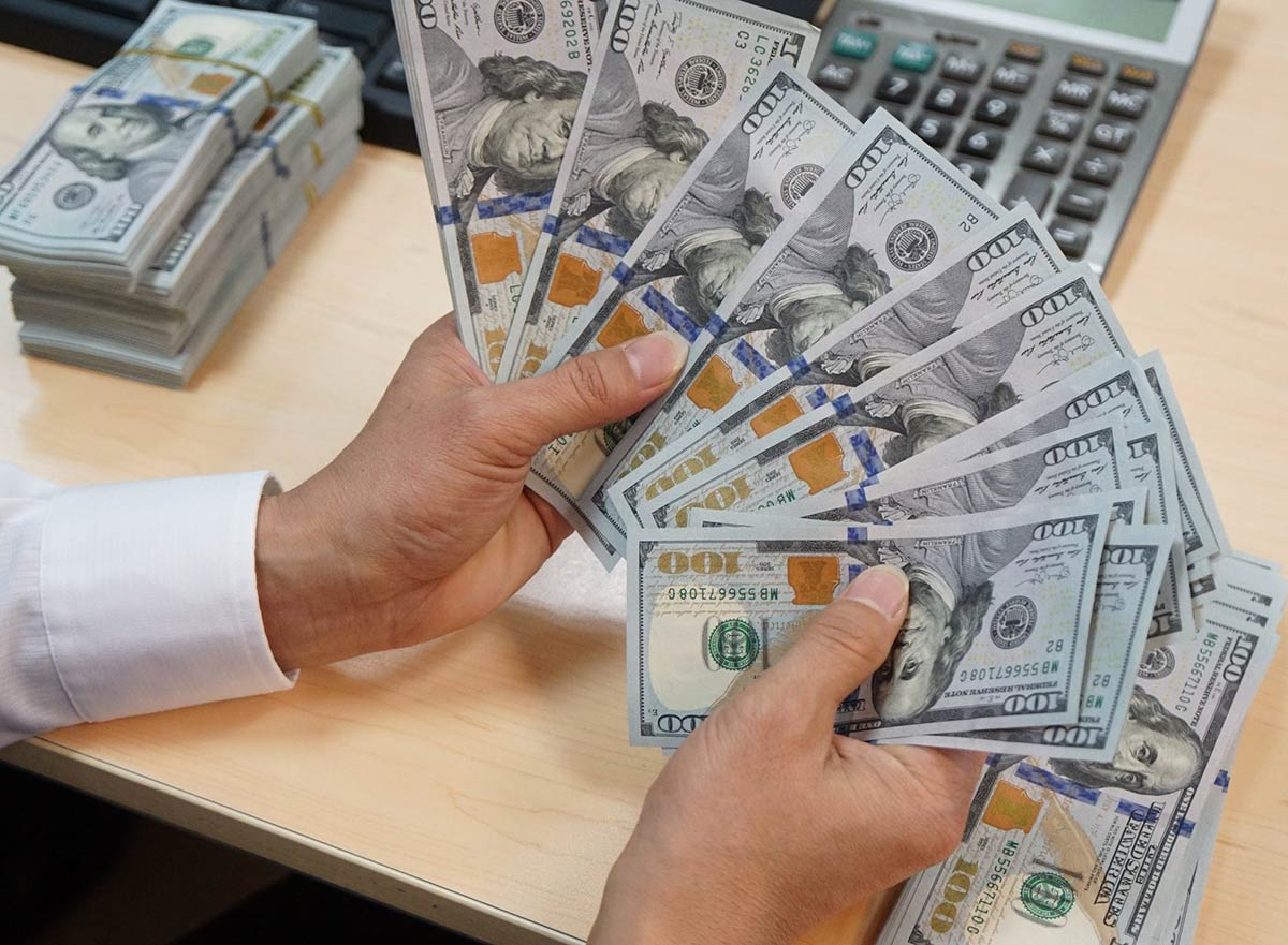 Giá USD ngân hàng cao kỷ lục, tỷ giá trung tâm tăng mạnh