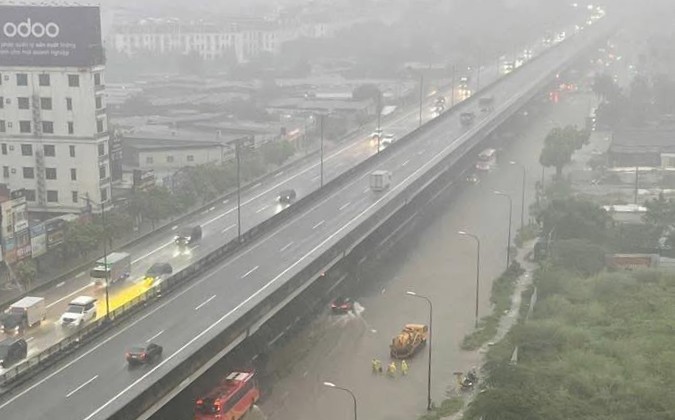 Mưa to, kéo dài nhiều tuyến phố Hà Nội ngập sâu, giao thông tê liệt Mưa to, kéo dài nhiều tuyến phố Hà Nội ngập sâu, giao thông tê liệt