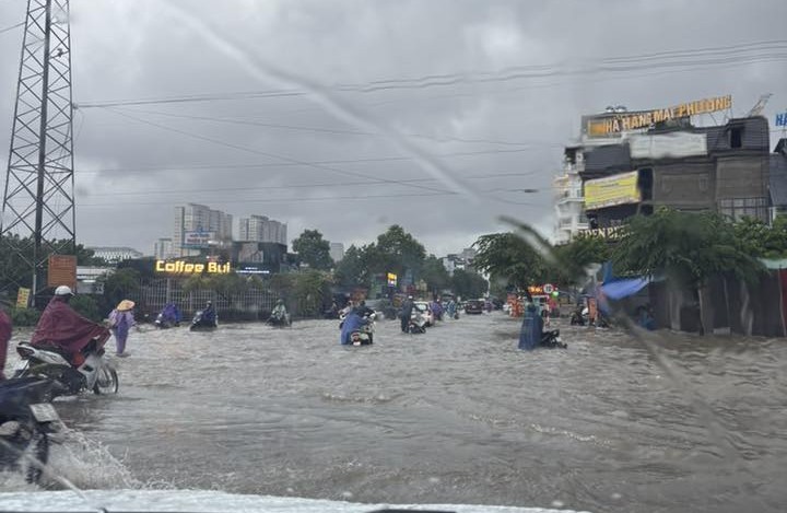 Mưa to, kéo dài nhiều tuyến phố Hà Nội ngập sâu, giao thông tê liệt Mưa to, kéo dài nhiều tuyến phố Hà Nội ngập sâu, giao thông tê liệt