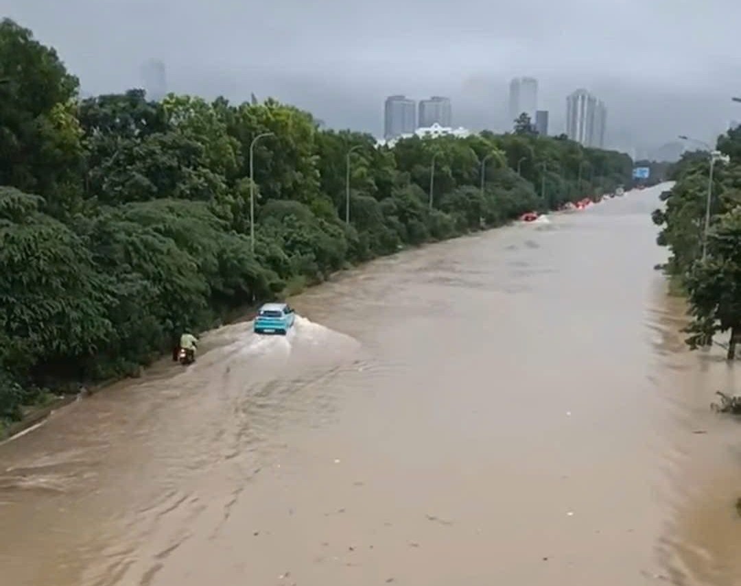 Mưa to, kéo dài nhiều tuyến phố Hà Nội ngập sâu, giao thông tê liệt Mưa to, kéo dài nhiều tuyến phố Hà Nội ngập sâu, giao thông tê liệt