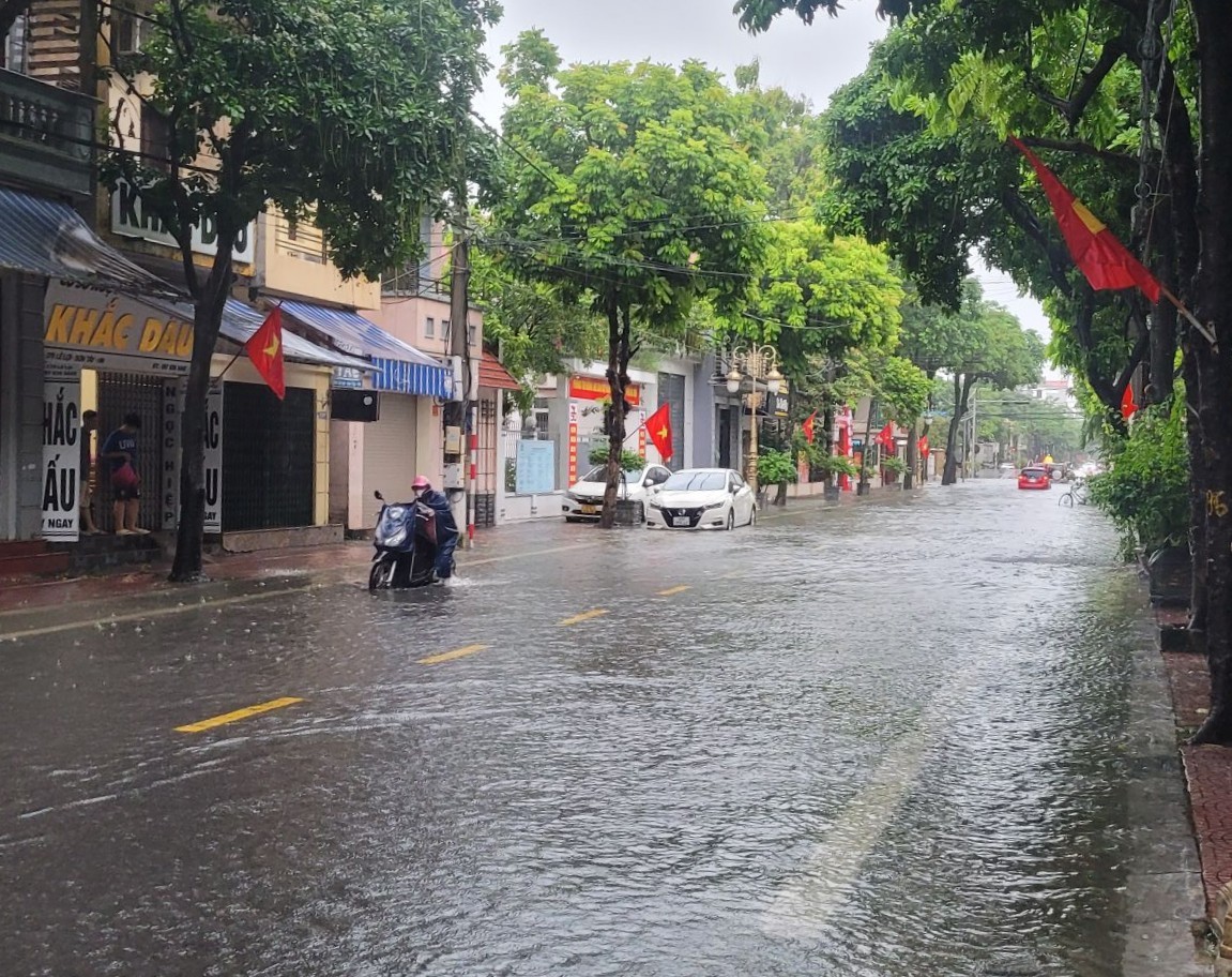 Mưa to, kéo dài nhiều tuyến phố Hà Nội ngập sâu, giao thông tê liệt Mưa to, kéo dài nhiều tuyến phố Hà Nội ngập sâu, giao thông tê liệt