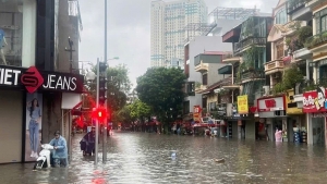 Mưa to, kéo dài nhiều tuyến phố Hà Nội ngập sâu, giao thông tê liệt