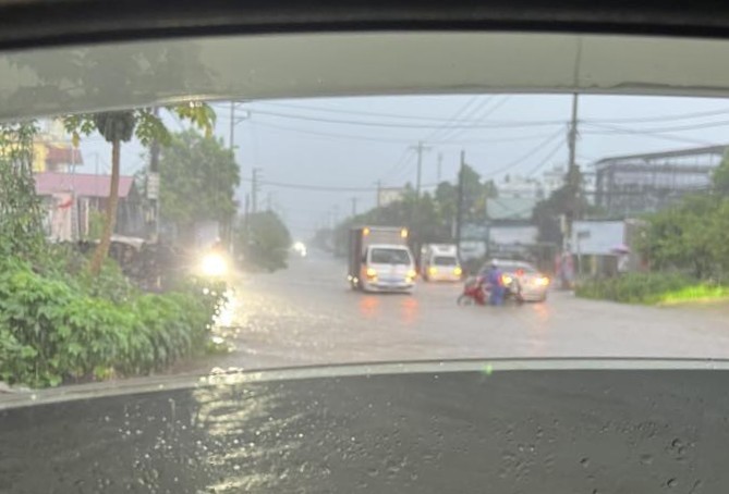 Mưa to, kéo dài nhiều tuyến phố Hà Nội ngập sâu, giao thông tê liệt Mưa to, kéo dài nhiều tuyến phố Hà Nội ngập sâu, giao thông tê liệt