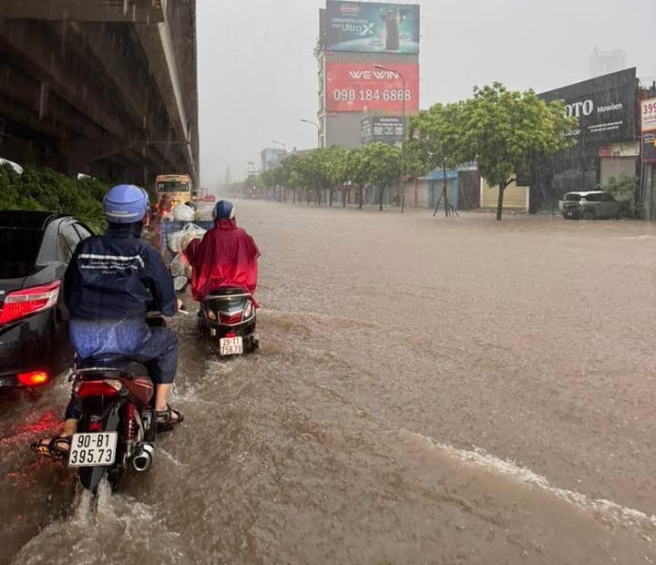 Mưa to, kéo dài nhiều tuyến phố Hà Nội ngập sâu, giao thông tê liệt Mưa to, kéo dài nhiều tuyến phố Hà Nội ngập sâu, giao thông tê liệt