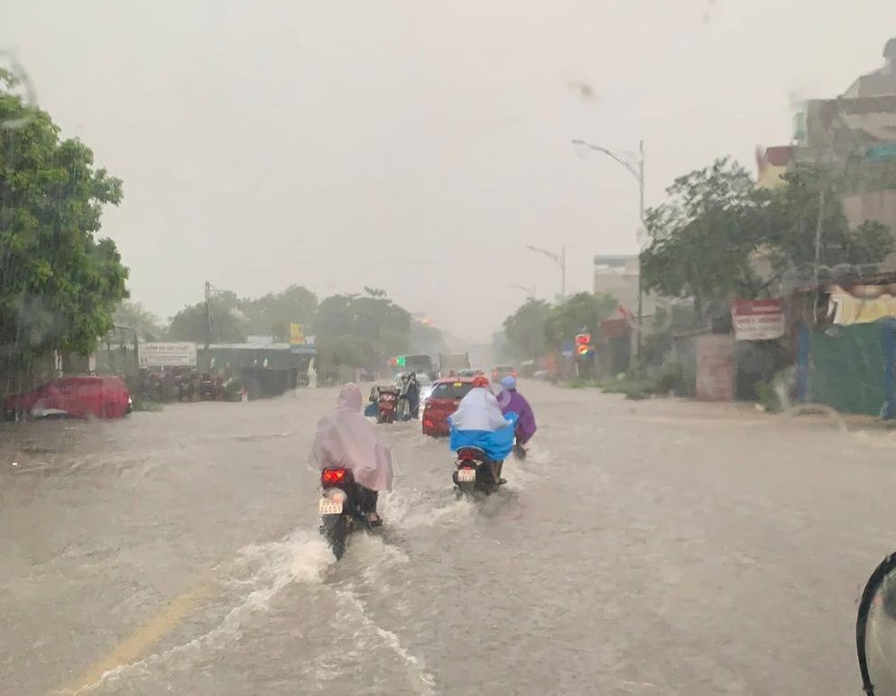 Mưa to, kéo dài nhiều tuyến phố Hà Nội ngập sâu, giao thông tê liệt Mưa to, kéo dài nhiều tuyến phố Hà Nội ngập sâu, giao thông tê liệt