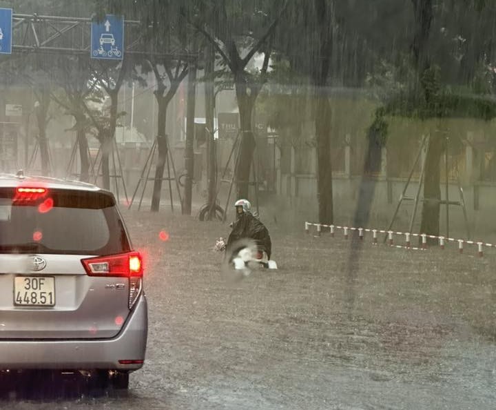 Mưa to, kéo dài nhiều tuyến phố Hà Nội ngập sâu, giao thông tê liệt Mưa to, kéo dài nhiều tuyến phố Hà Nội ngập sâu, giao thông tê liệt
