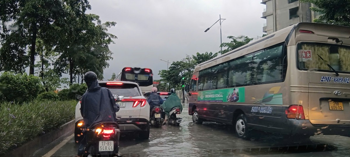 Mưa to, kéo dài nhiều tuyến phố Hà Nội ngập sâu, giao thông tê liệt Mưa to, kéo dài nhiều tuyến phố Hà Nội ngập sâu, giao thông tê liệt