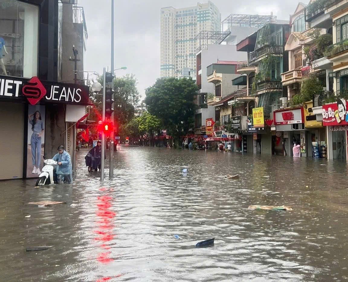 Mưa to, kéo dài nhiều tuyến phố Hà Nội ngập sâu, giao thông tê liệt Mưa to, kéo dài nhiều tuyến phố Hà Nội ngập sâu, giao thông tê liệt