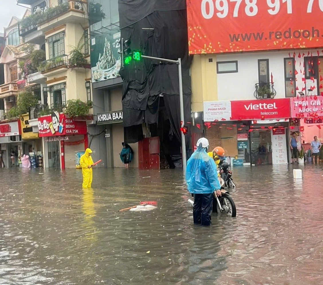 Mưa to, kéo dài nhiều tuyến phố Hà Nội ngập sâu, giao thông tê liệt Mưa to, kéo dài nhiều tuyến phố Hà Nội ngập sâu, giao thông tê liệt