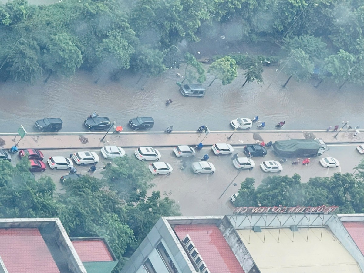 Mưa to, kéo dài nhiều tuyến phố Hà Nội ngập sâu, giao thông tê liệt Mưa to, kéo dài nhiều tuyến phố Hà Nội ngập sâu, giao thông tê liệt