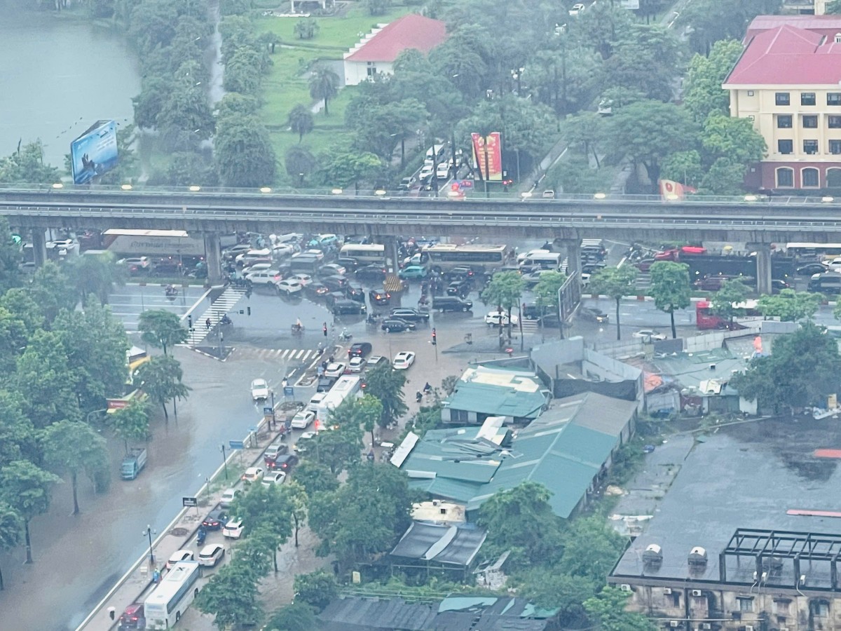 Mưa to, kéo dài nhiều tuyến phố Hà Nội ngập sâu, giao thông tê liệt Mưa to, kéo dài nhiều tuyến phố Hà Nội ngập sâu, giao thông tê liệt