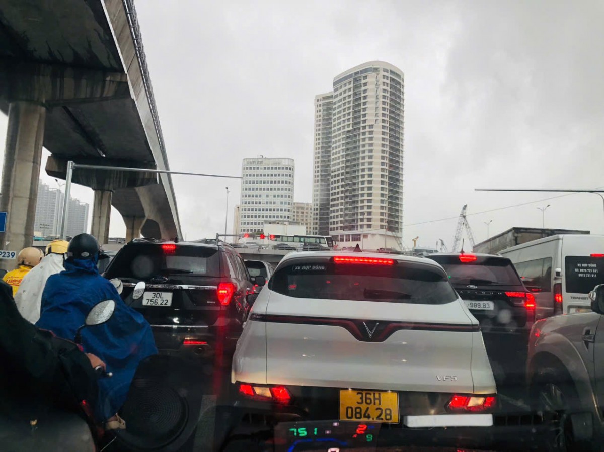 Mưa to, kéo dài nhiều tuyến phố Hà Nội ngập sâu, giao thông tê liệt Mưa to, kéo dài nhiều tuyến phố Hà Nội ngập sâu, giao thông tê liệt