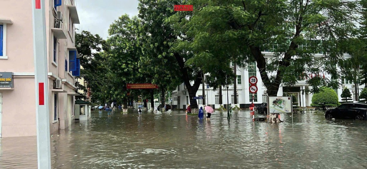 Mưa to, kéo dài nhiều tuyến phố Hà Nội ngập sâu, giao thông tê liệt Mưa to, kéo dài nhiều tuyến phố Hà Nội ngập sâu, giao thông tê liệt