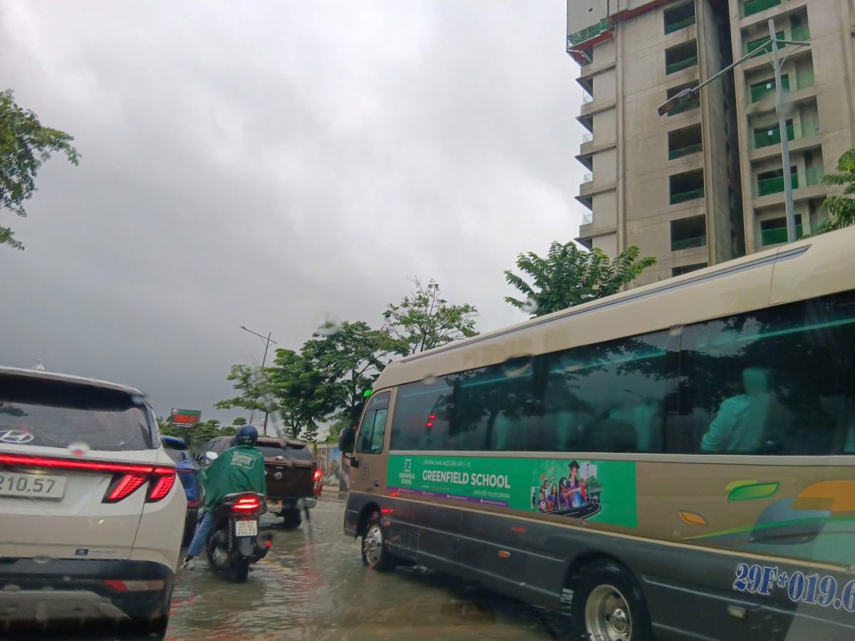 Mưa to, kéo dài nhiều tuyến phố Hà Nội ngập sâu, giao thông tê liệt Mưa to, kéo dài nhiều tuyến phố Hà Nội ngập sâu, giao thông tê liệt