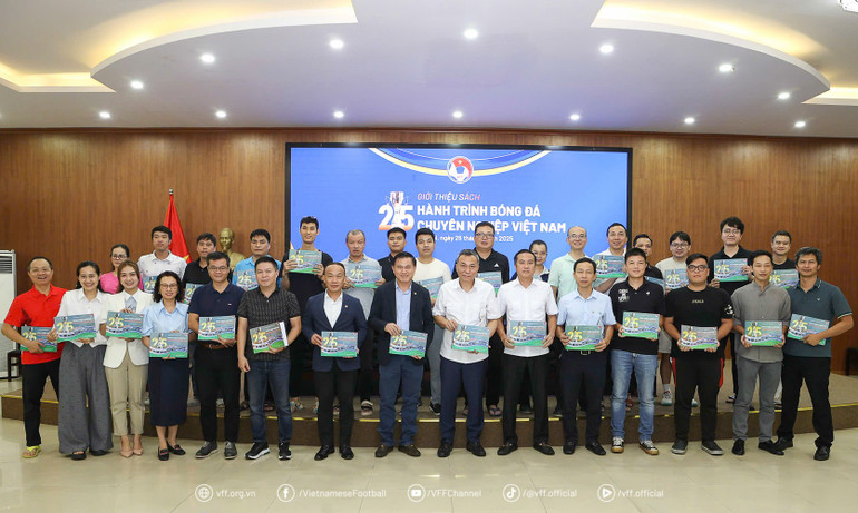 25 năm hành trình bóng đá chuyên nghiệp Việt Nam 25 năm hành trình bóng đá chuyên nghiệp Việt Nam