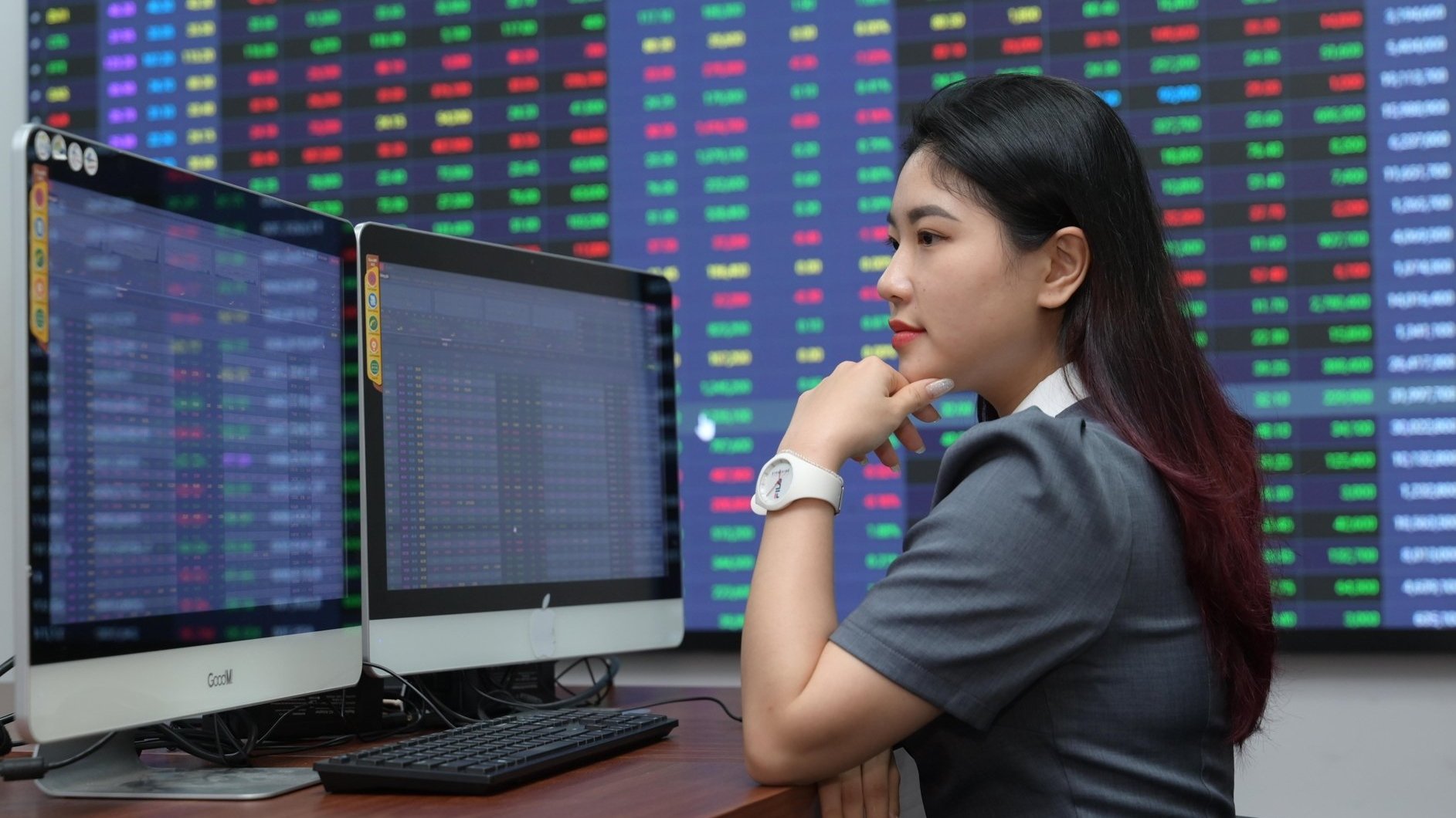 Thị trường liên tiếp phá kỷ lục, nhiều cổ phiếu tỷ USD vẫn lao dốc Thị trường liên tiếp phá kỷ lục, nhiều cổ phiếu tỷ USD vẫn lao dốc