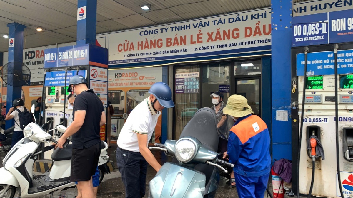 Xăng tăng hơn 300 đồng/lít từ 15h ngày 28/8 Xăng tăng hơn 300 đồng/lít từ 15h ngày 28/8