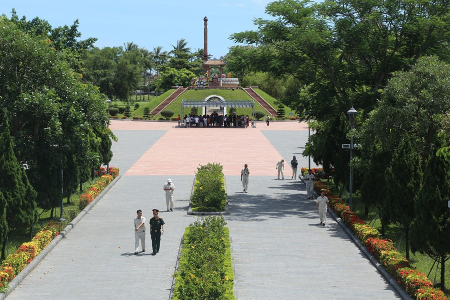 Chiếu phim "Mưa đỏ" tri ân liệt sĩ tại Thành cổ Quảng Trị Chiếu phim "Mưa đỏ" tri ân liệt sĩ tại Thành cổ Quảng Trị