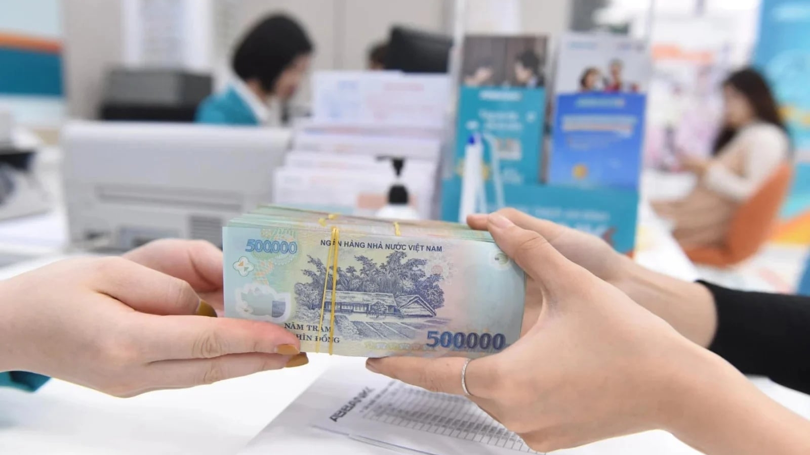 Nới lỏng để thúc tăng trưởng: NHNN trước bài toán "bộ ba bất khả thi"