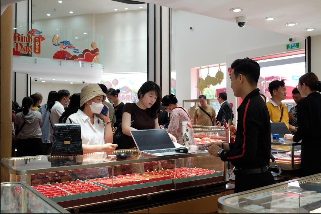Giá vàng hôm nay 3/8: "Bốc hơi" tới hơn 1 triệu/lượng
