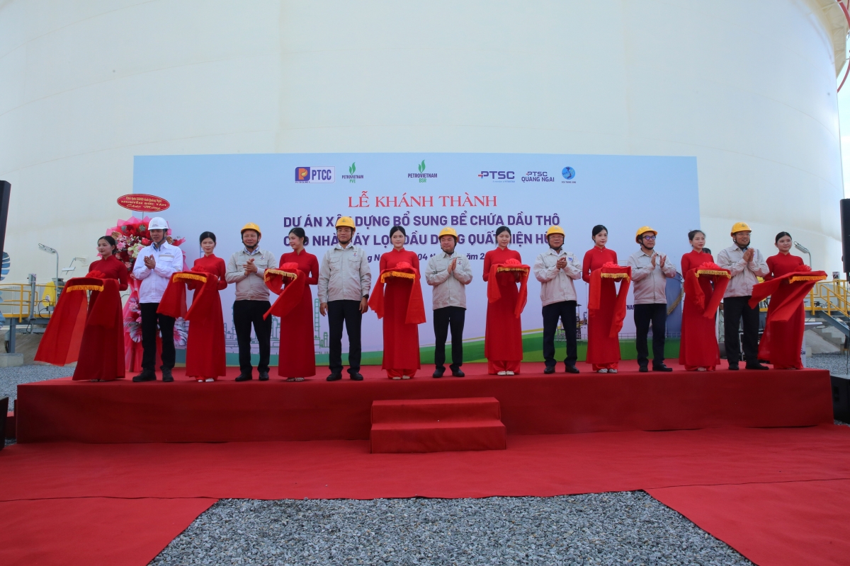 Các đại biểu thực hiện nghi thức cắt băng khánh thành. Các đại biểu thực hiện nghi thức cắt băng khánh thành.