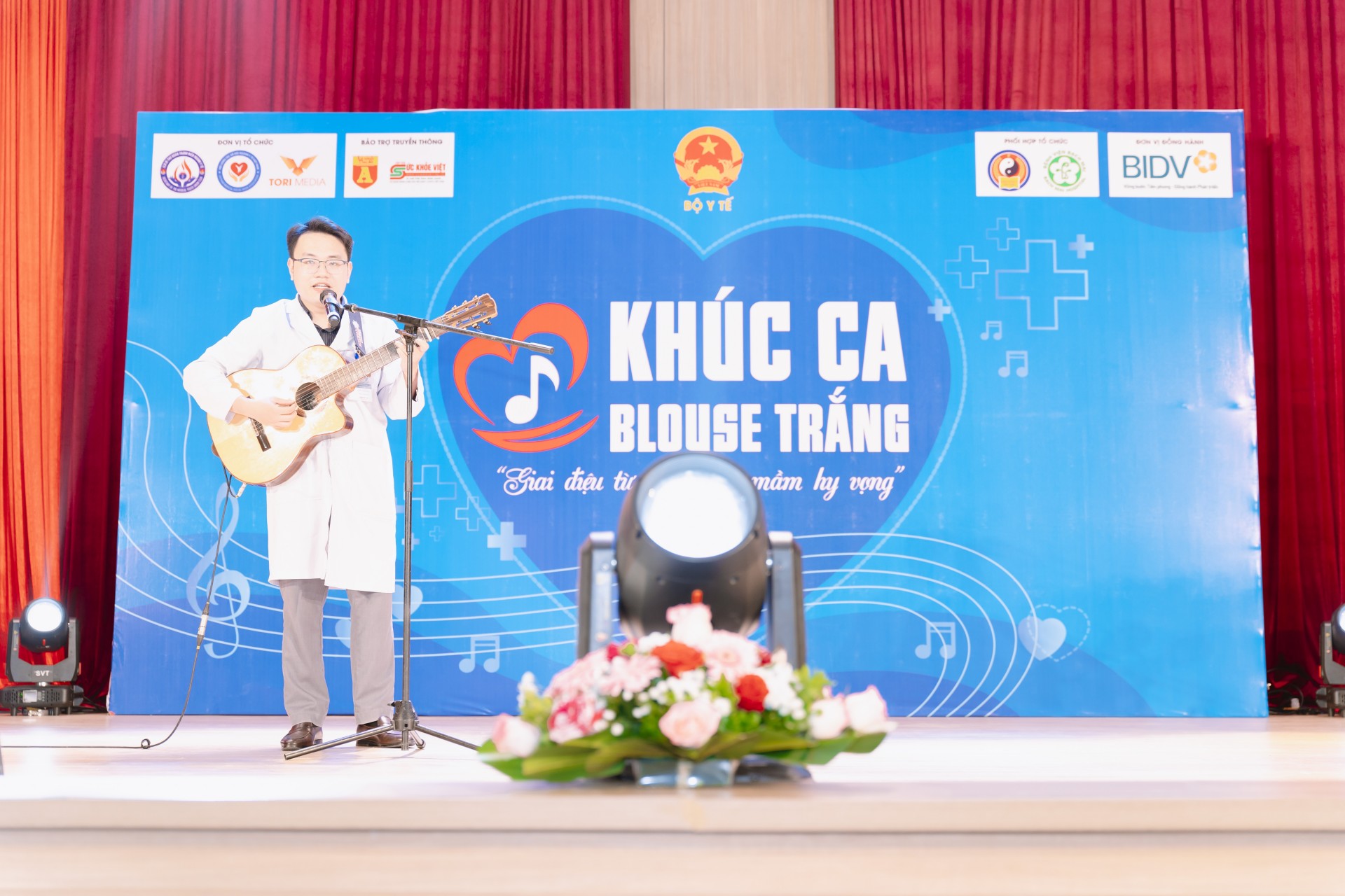 Khúc Ca Blouse Trắng 2026
