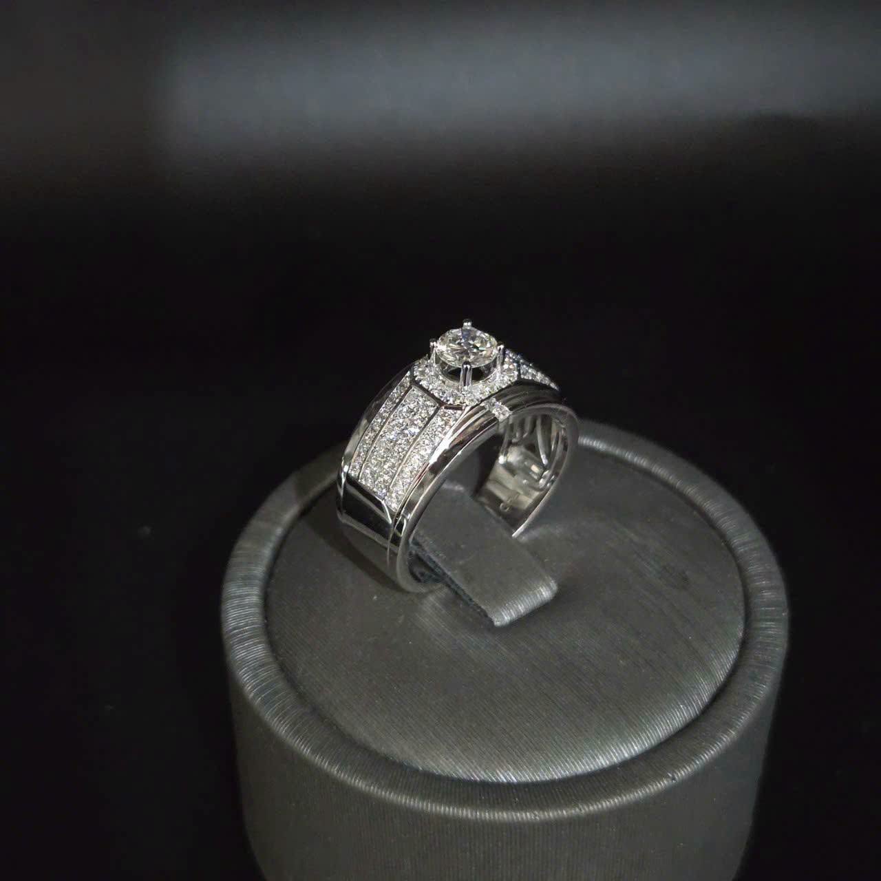 Kim cương giảm giá sập sàn, chấp nhận lỗ nặng vẫn khó thoát hàng