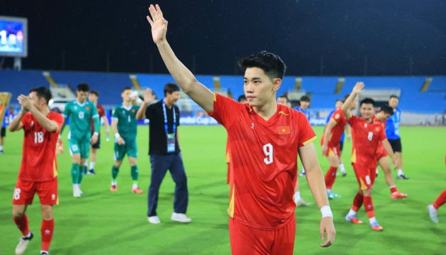 Nguyễn Đình Bắc tỏa sáng với cú đúp giúp tuyển Việt Nam hạ Campuchia 3-1 ở ASEAN Cup 2026 Nguyễn Đình Bắc tỏa sáng với cú đúp giúp tuyển Việt Nam hạ Campuchia 3-1 ở ASEAN Cup 2026