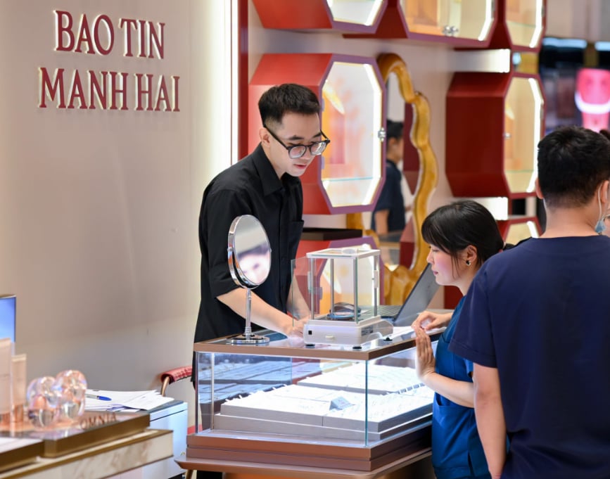 Giá vàng tuần qua: Vàng thế giới "bứt tốc"