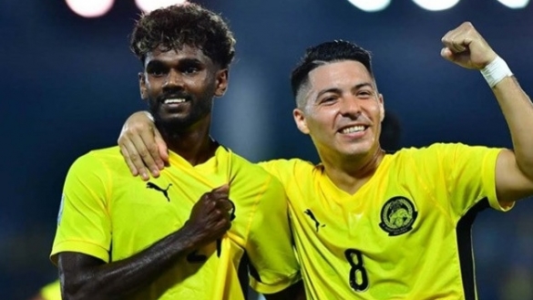 Chân sút Pavithran của Malaysia đe dọa hàng thủ tuyển Việt Nam tại bán kết ASEAN Cup 2026