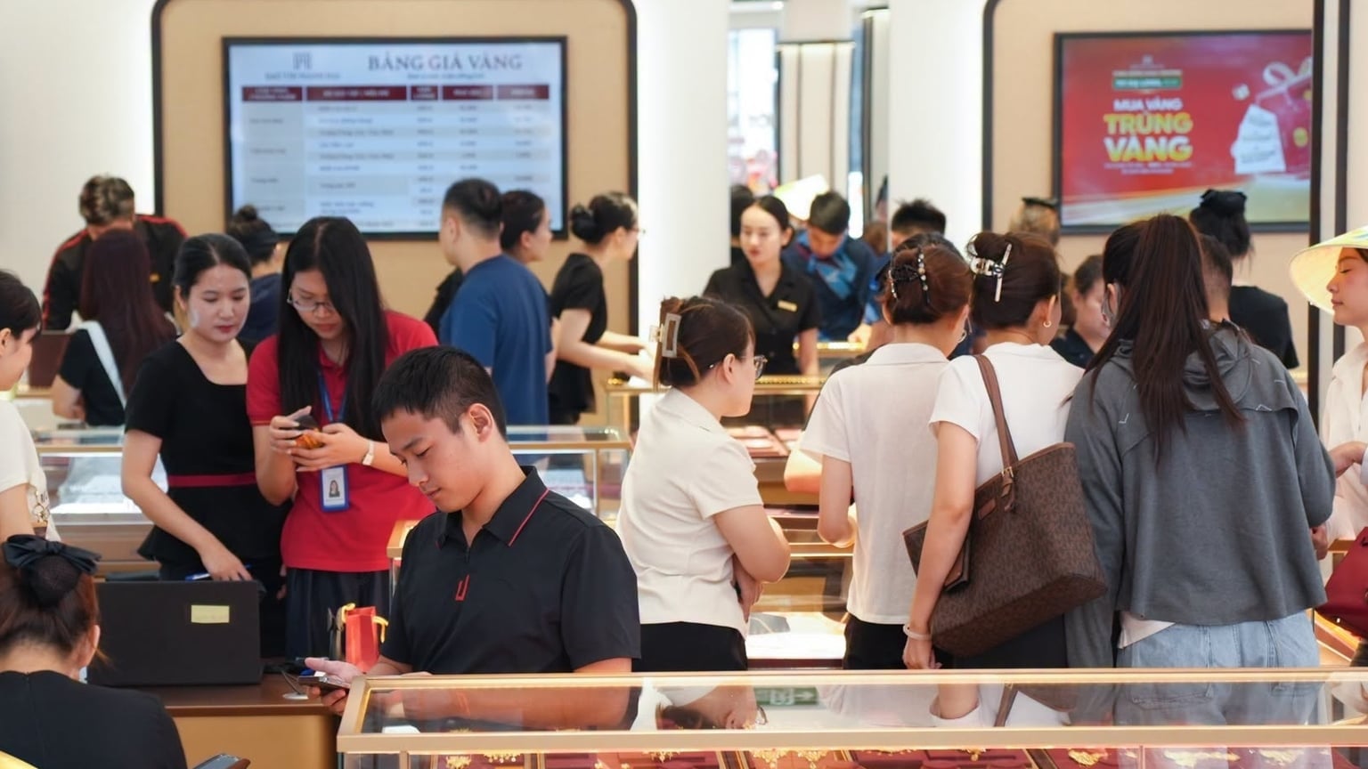 Giá vàng hôm nay 14/8: Vàng giảm sâu khi nhà đầu tư chốt lời Giá vàng hôm nay 14/8: Vàng giảm sâu khi nhà đầu tư chốt lời
