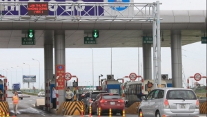 Mua và sử dụng ô tô, người dân phải chịu những khoản phí, lệ phí nào?