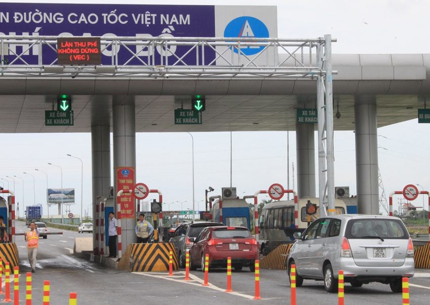 Mua và sử dụng ô tô, người dân phải chịu những khoản phí, lệ phí nào?