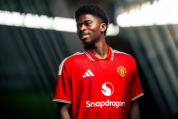 Carlos Baleba: Lời giải hoàn hảo cho điểm yếu tuyến giữa Man Utd sau trận thua Hull City Carlos Baleba: Lời giải hoàn hảo cho điểm yếu tuyến giữa Man Utd sau trận thua Hull City
