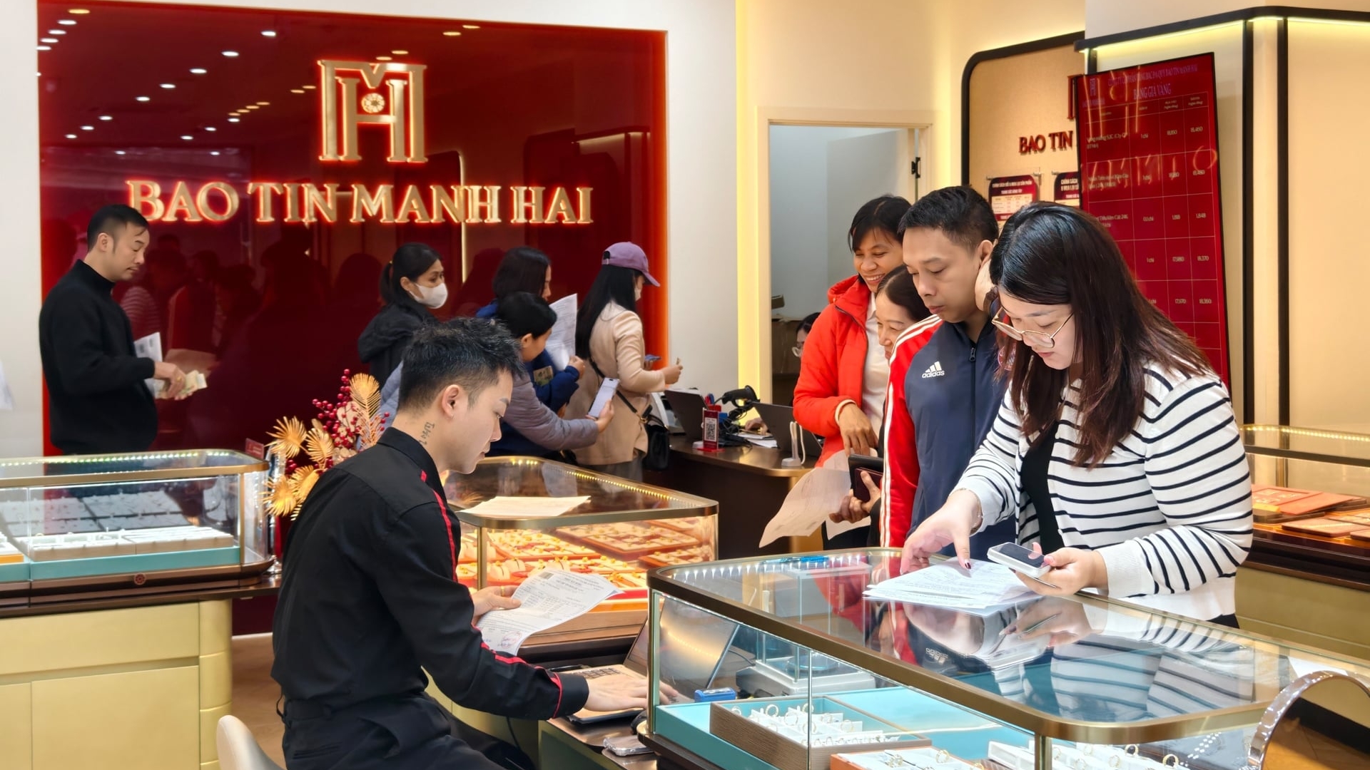 Giá vàng tuần qua: Lập đỉnh rồi lao dốc