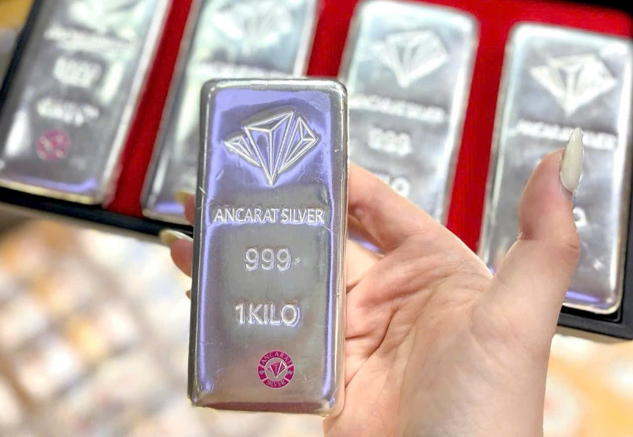 Giá bạc tuần qua: Lao dốc trước nhiều sức ép