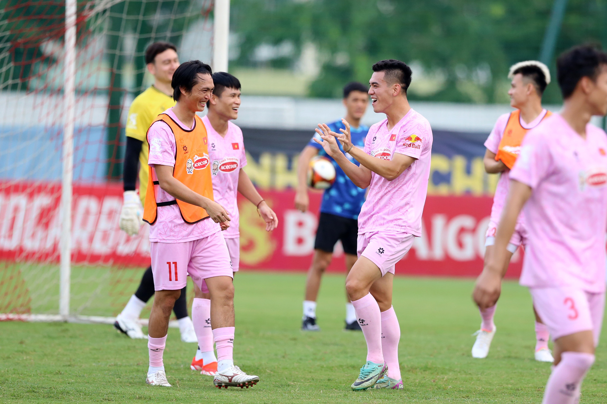 Đội tuyển Việt Nam vui vẻ tập luyện trong ngày nghỉ lễ Đội tuyển Việt Nam vui vẻ tập luyện trong ngày nghỉ lễ