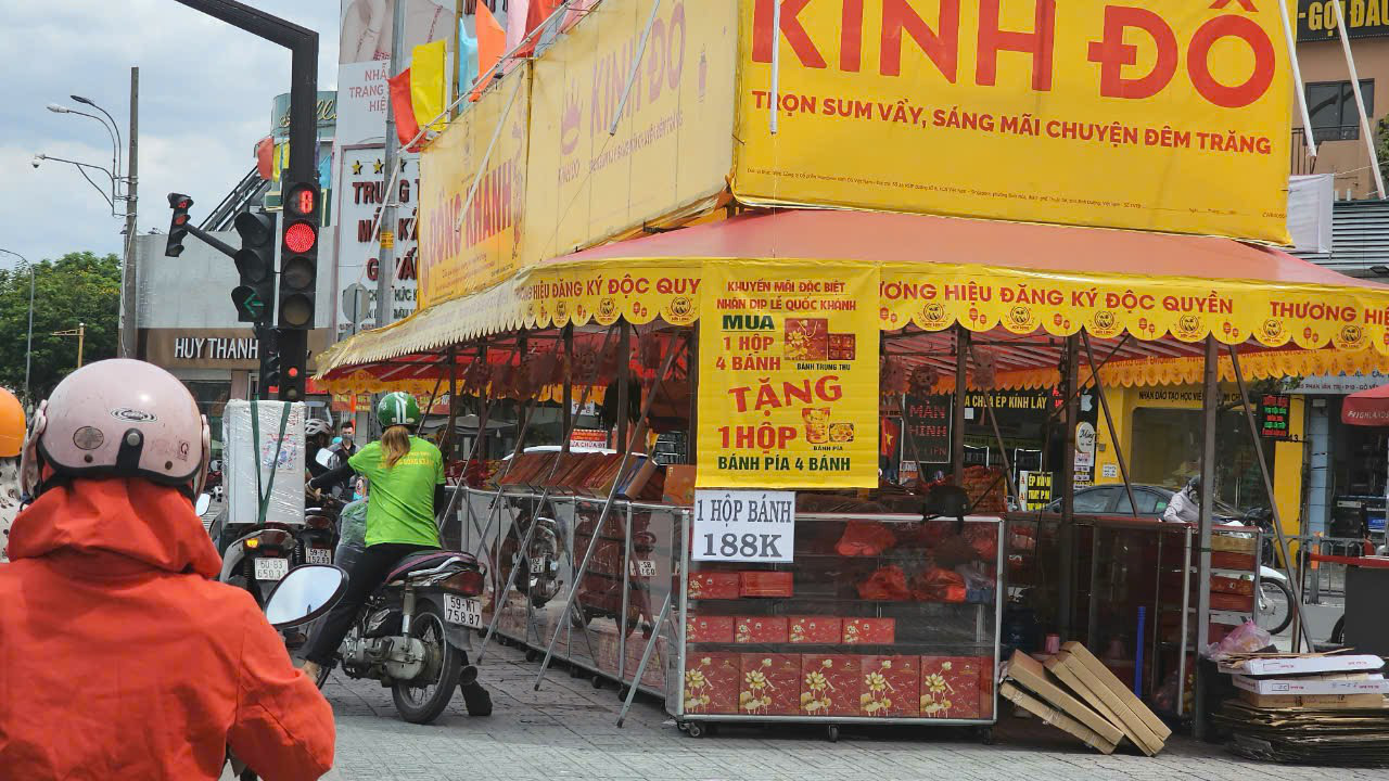 Bánh trung thu đua nhau khuyến mãi lớn vì sợ ế