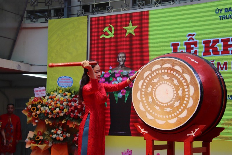 Hiệu trưởng Ngô Thị Bích Thủy đánh trống khai giảng năm học mới 2024-2025 Hiệu trưởng Ngô Thị Bích Thủy đánh trống khai giảng năm học mới 2024-2025